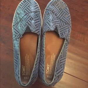 Women’s 8.5 blue and black Toms
